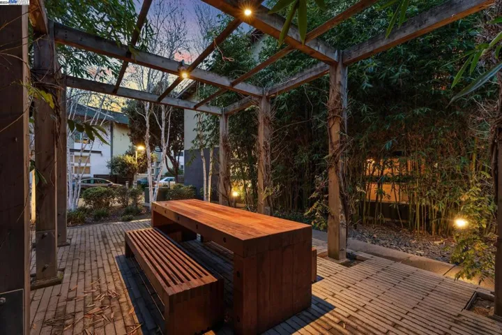24 Covent Lane, Oakland, California 94608