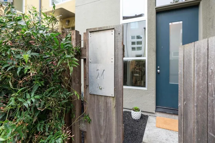 24 Covent Lane, Oakland, California 94608