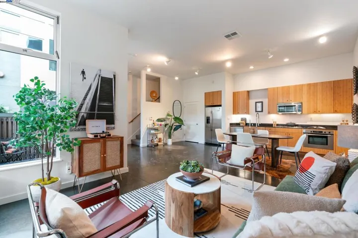 24 Covent Lane, Oakland, California 94608