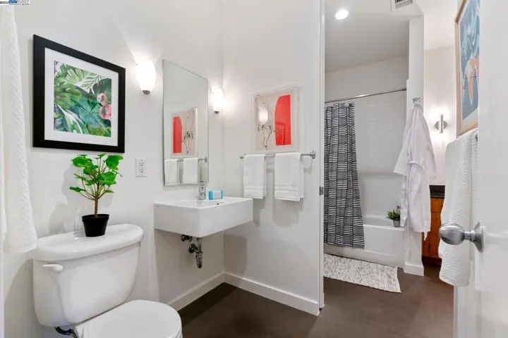 24 Covent Lane, Oakland, California 94608