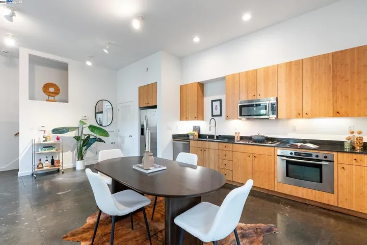 24 Covent Lane, Oakland, California 94608