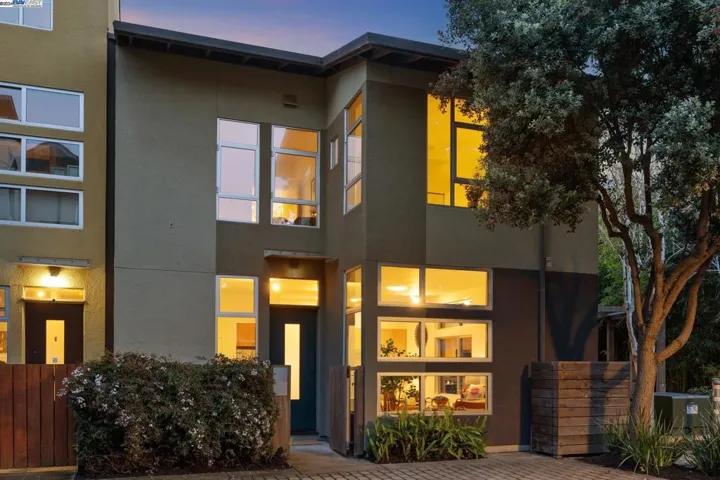 24 Covent Lane, Oakland, California 94608