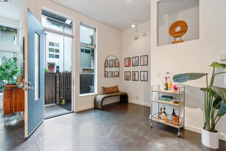 24 Covent Lane, Oakland, California 94608
