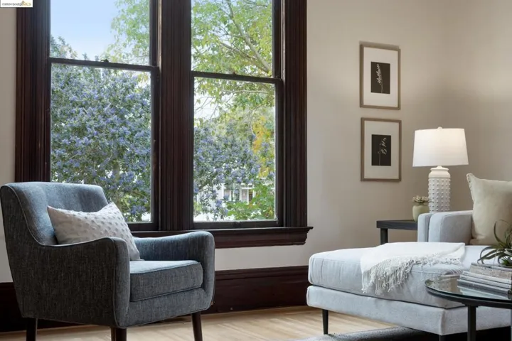 BEAUTIFUL WINDOWS IN THE FAMILY ROOM