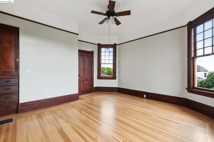 RIGHT REAR BEDROOM