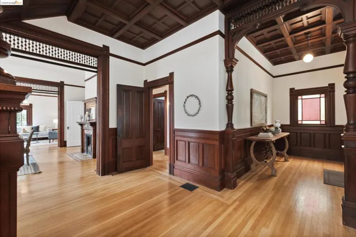 IMPRESSIVE & FORMAL ENTRANCE WAY
