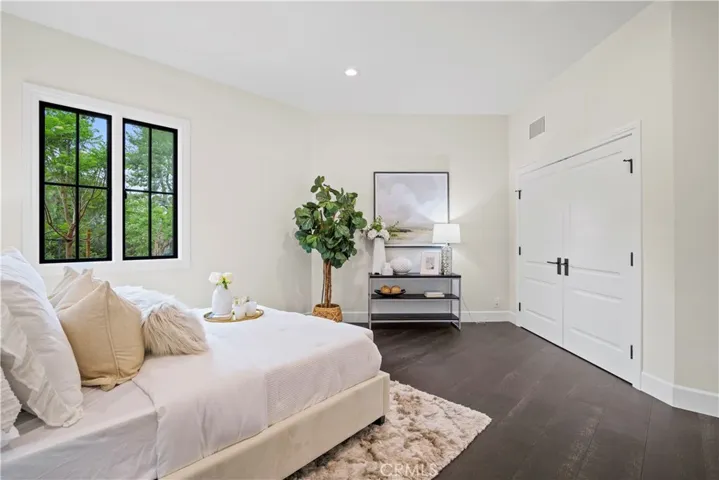 Guest bedroom #5 (main floor w/ private bathroom)