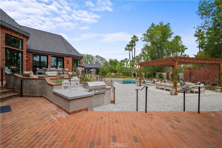 Outdoor Dining/ BBQ/ Terrace and pool area