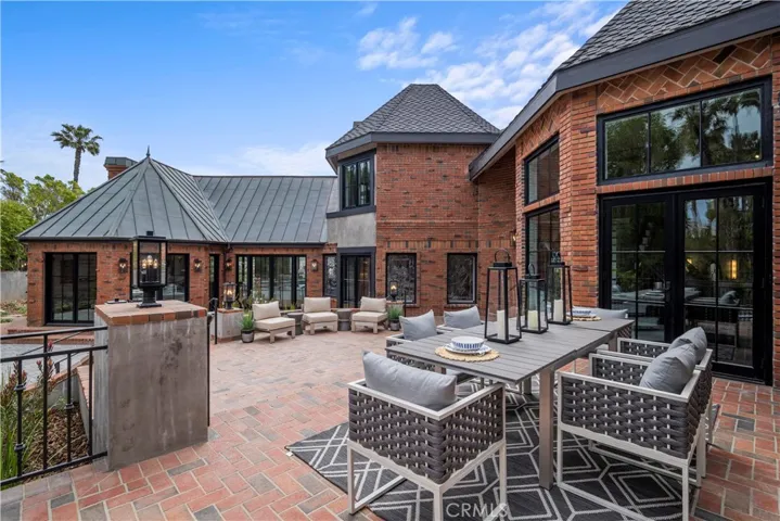 outdoor dining/courtyard
