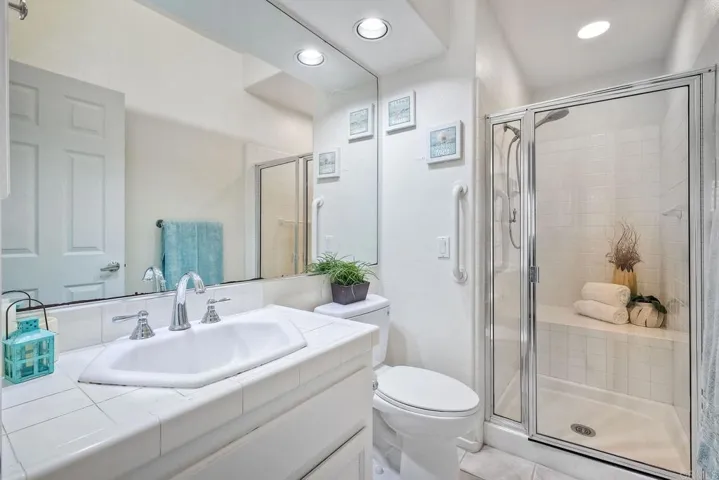 Features walk in shower