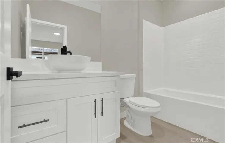 Full Bathroom 3 in Bedroom 3