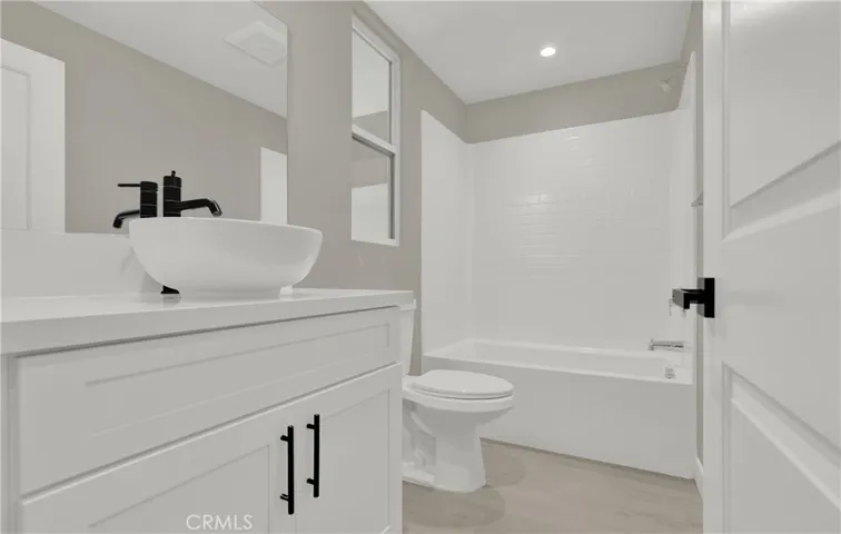 Full Bathroom 2 in Bedroom 2