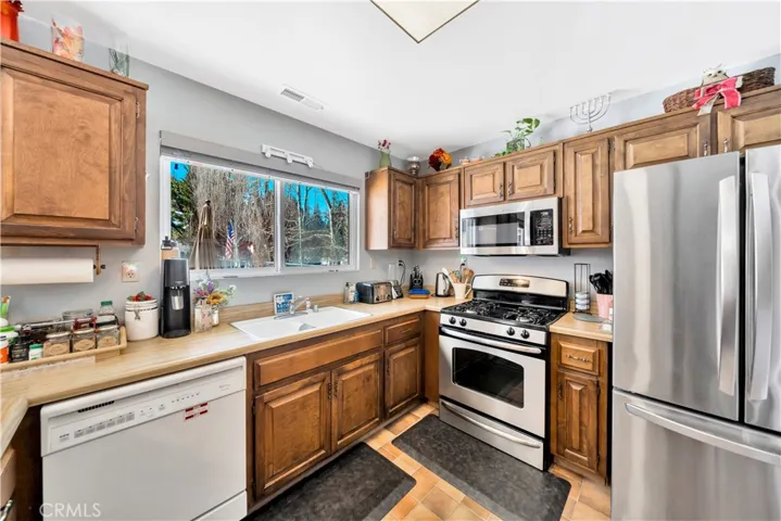 870 Edgemoor Road, Big Bear Lake, California 92315