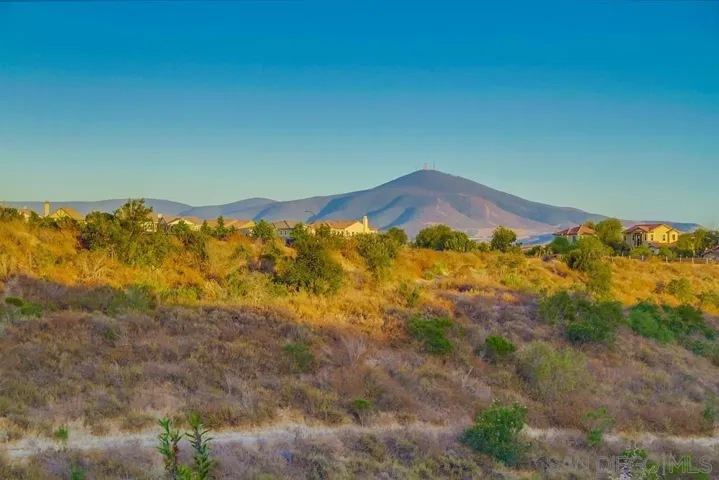 Avion is part of the Del Sur community. Del Sur has Beautiful views, hiking and biking trails, family and adult events, play grounds, top schools, and so much more.
