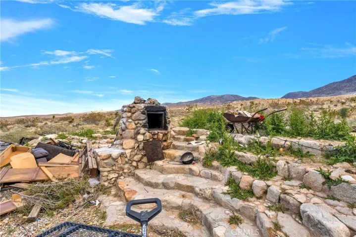 6757 Meehlies Road, Lucerne Valley, California 92356