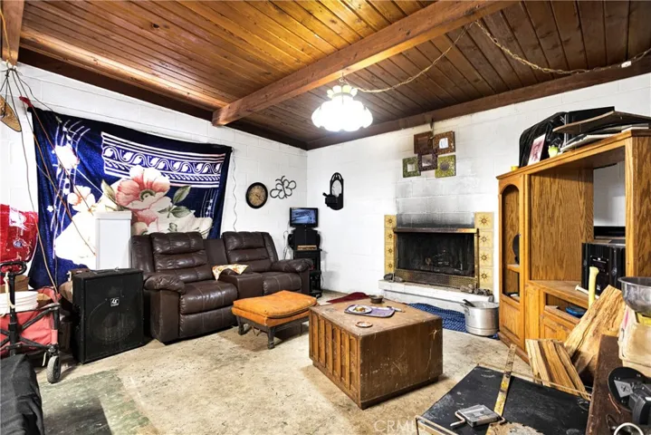 6757 Meehlies Road, Lucerne Valley, California 92356
