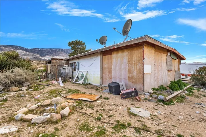 6757 Meehlies Road, Lucerne Valley, California 92356