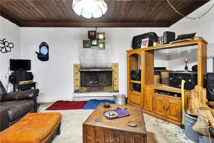 6757 Meehlies Road, Lucerne Valley, California 92356