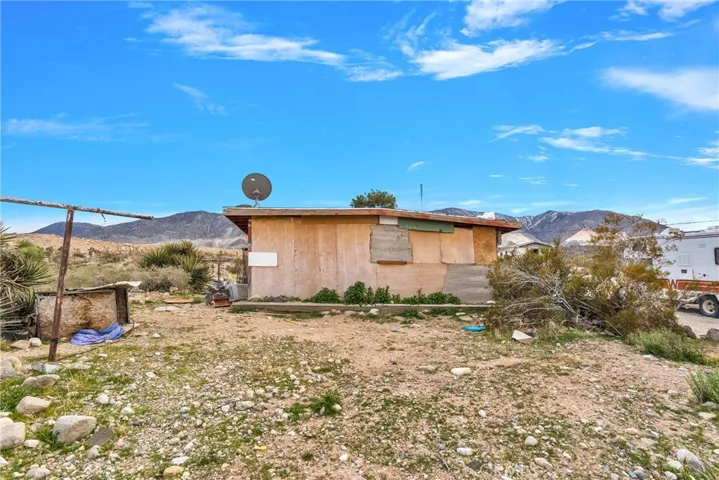 6757 Meehlies Road, Lucerne Valley, California 92356
