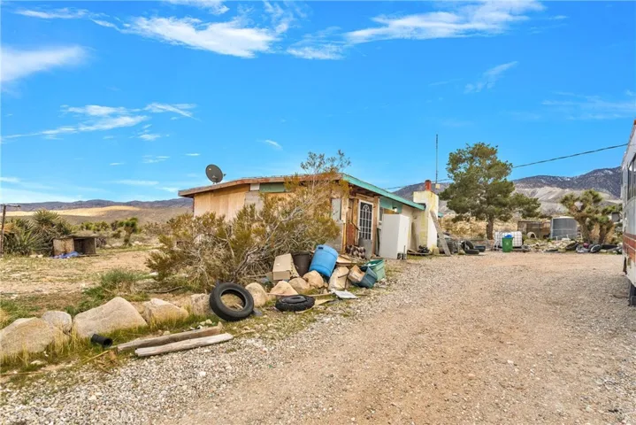 6757 Meehlies Road, Lucerne Valley, California 92356