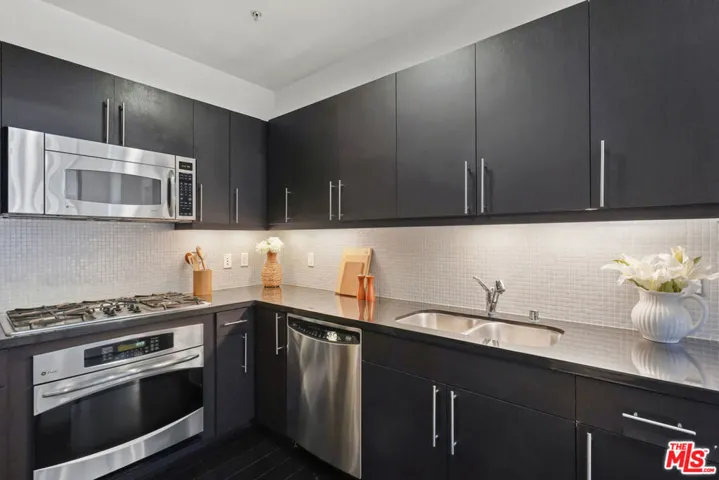 Tons of counter space, SS appliances