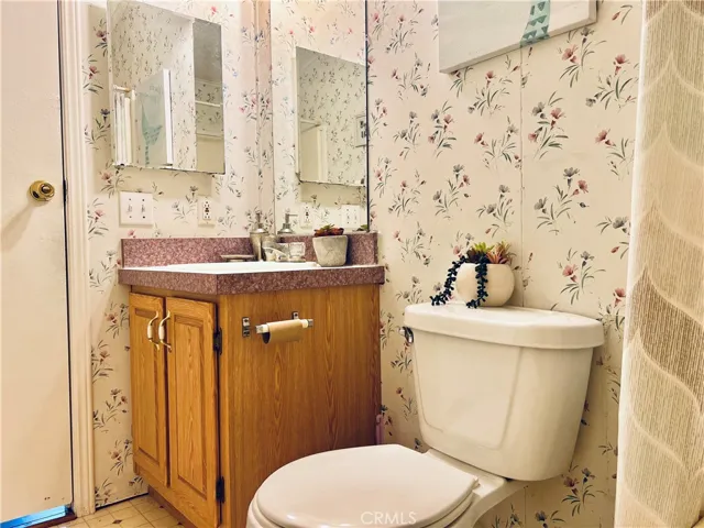 2nd bathroom - view 4