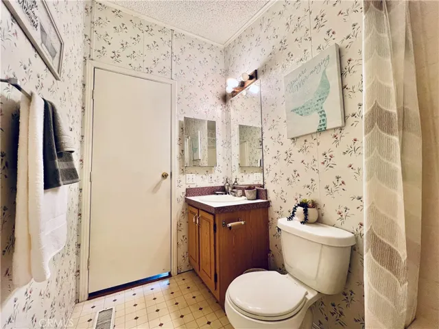 2nd bathroom - view 7
