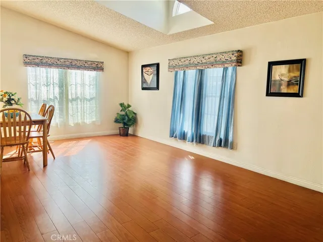 Living room - view 4