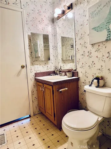2nd bathroom - view 5