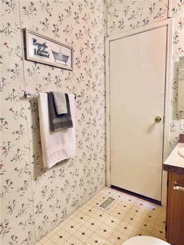 2nd bathroom - view 6