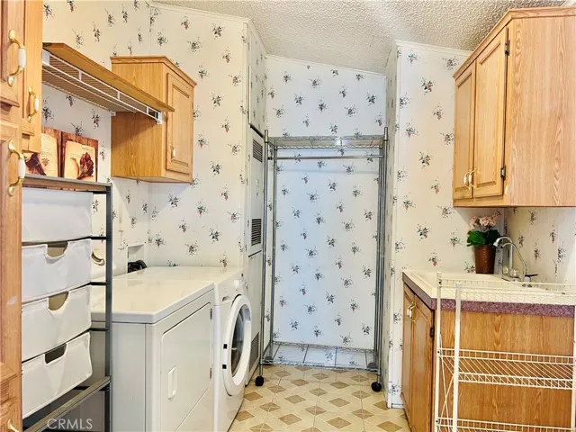 Kitchen close to laundry  room - view 10