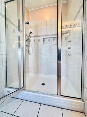 Master bathroom - view 3