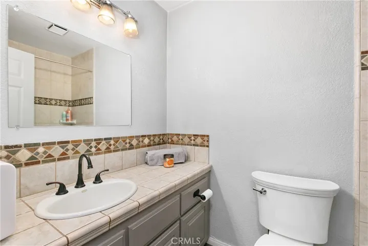 Upstairs hall bathroom with tub/shower combo.
