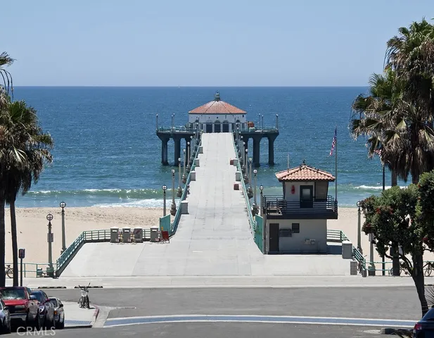 Just a short walk to downtown shops, restaurants, and the beach.