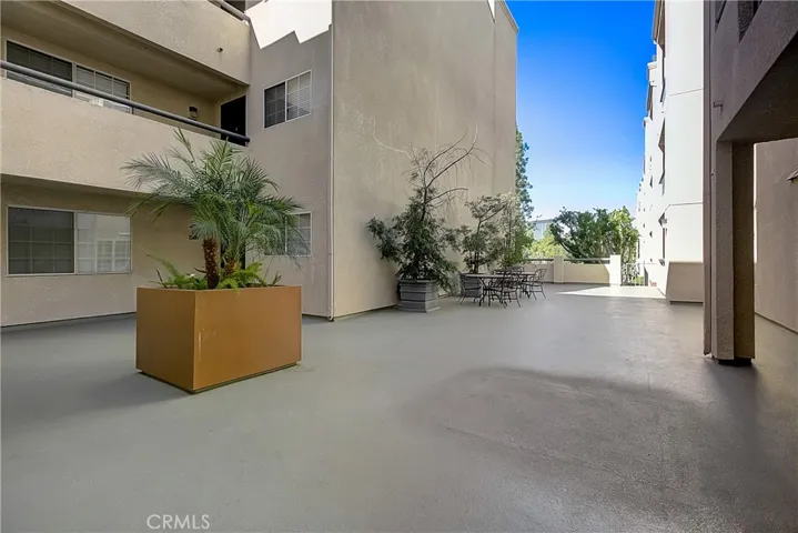 5520 Owensmouth Avenue 121, Woodland Hills, California 91367