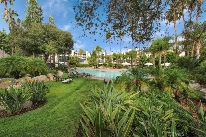 5520 Owensmouth Avenue 121, Woodland Hills, California 91367