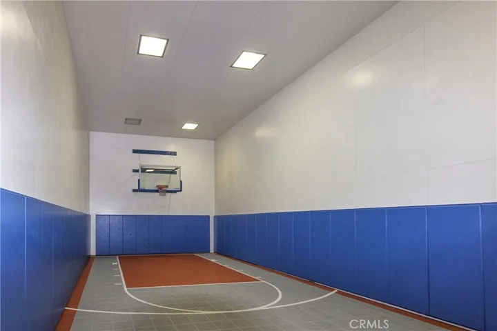 5520 Owensmouth Avenue 121, Woodland Hills, California 91367