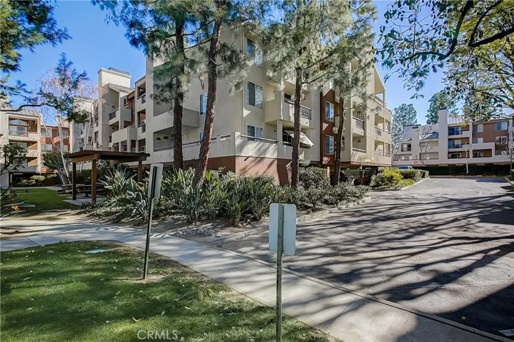 5520 Owensmouth Avenue 121, Woodland Hills, California 91367