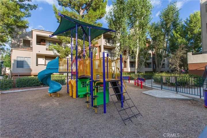 5520 Owensmouth Avenue 121, Woodland Hills, California 91367