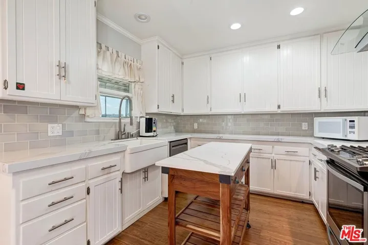 7031 Earldom Avenue, Playa Del Rey, California 90293