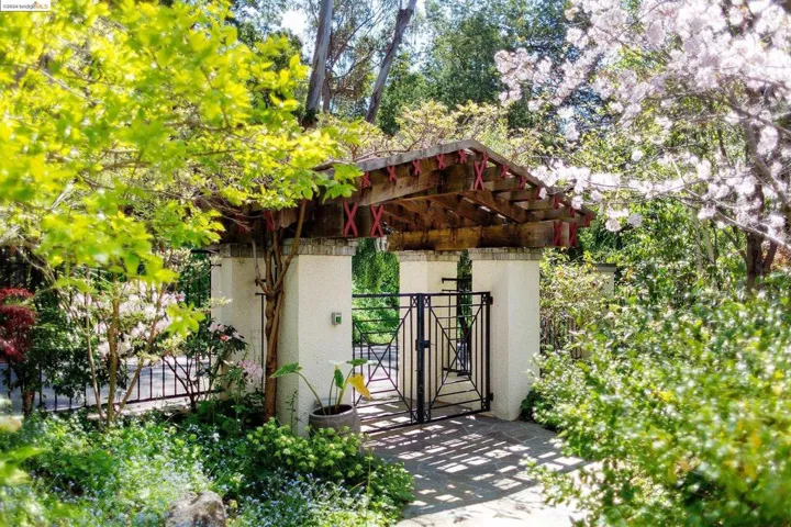 5932 Ostrander Rd, Oakland, California 94618