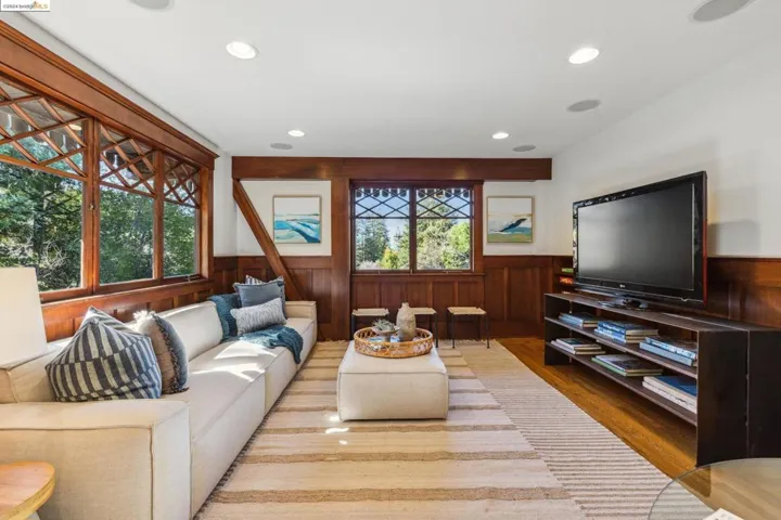 5932 Ostrander Rd, Oakland, California 94618