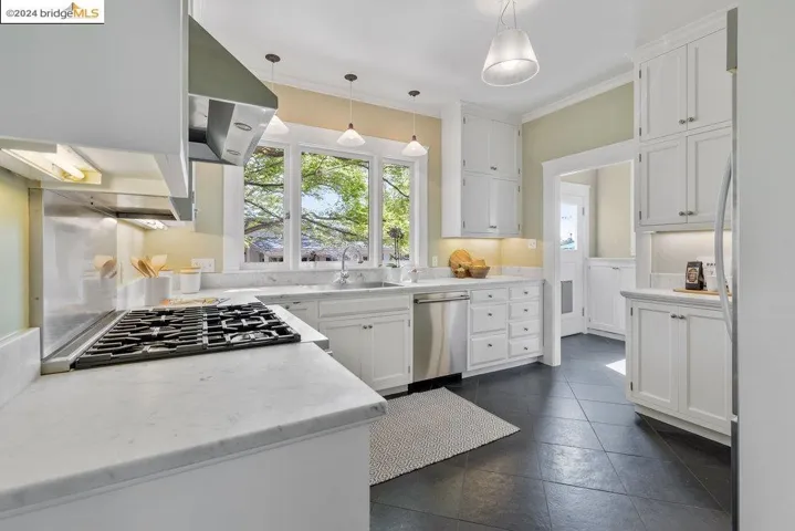 90 Fairview Ave, Piedmont, California 94610