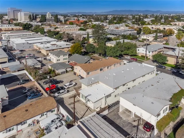 Close proximity to Van Nuys City Hall