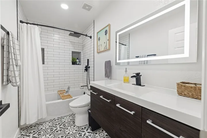 1866 Raymond Avenue, Signal Hill, California 90755