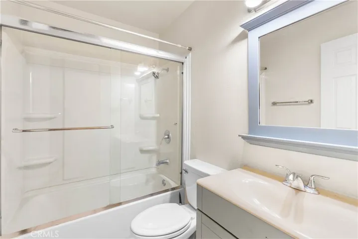 Full Bathroom in Hallway
