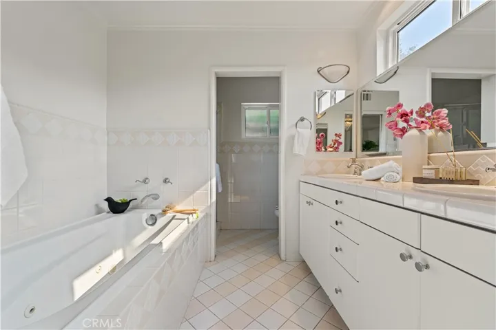 11442 Dona Cecilia Drive, Studio City, California 91604