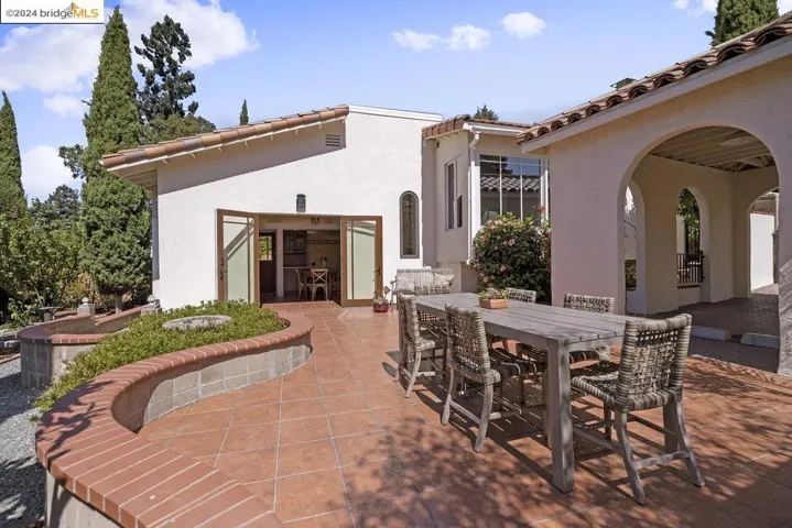 2621 La Cuesta Ave, Oakland, California 94611