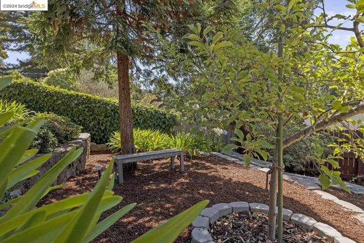 2621 La Cuesta Ave, Oakland, California 94611