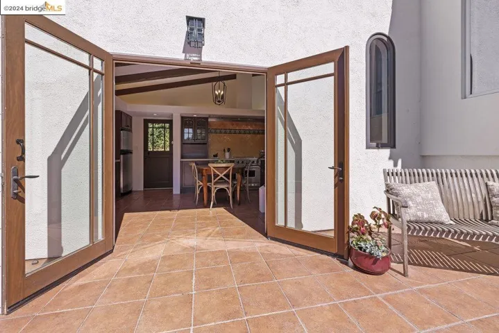 2621 La Cuesta Ave, Oakland, California 94611